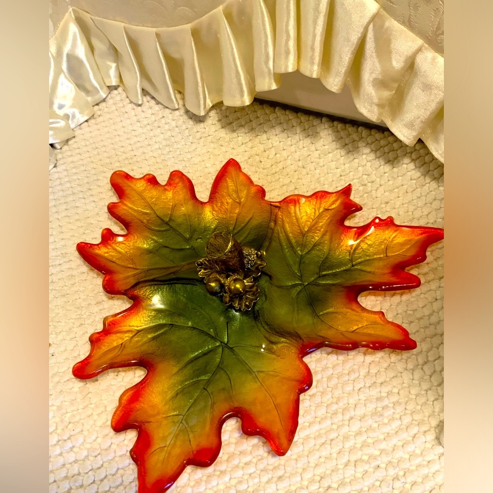 GLASS CENTERPIECE DISH